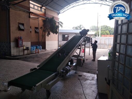 Bang tai pvc nghieng ket hop voi bang tai con lan xep