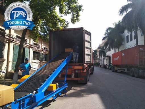 Tải hàng lên xe Container